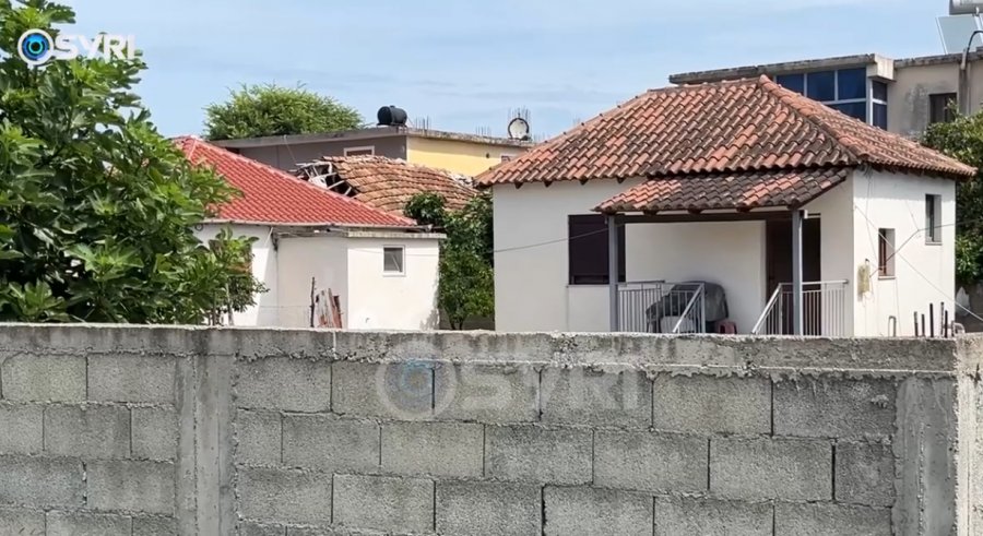 SYRI TV  Fier  banorët e Mbrostarit pa ujë të pijshëm  Vjen një herë në 3 ditë  situata përsëritet çdo verë