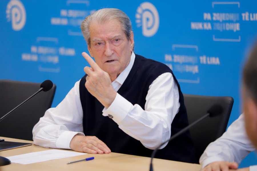  Rama po kërcënon personalisht protestuesit   Berisha  Kërcënimet ndaj deputetes Koçeku  të dënueshme