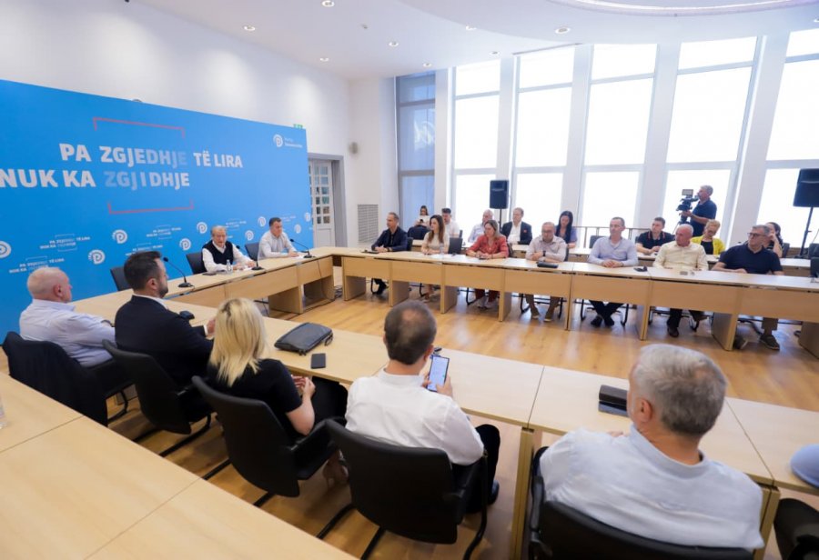 Berisha  Nga mbijnë kullat  Nga kontejnerët e eurove  Lubia transportoi para me skaf drejt Greqisë