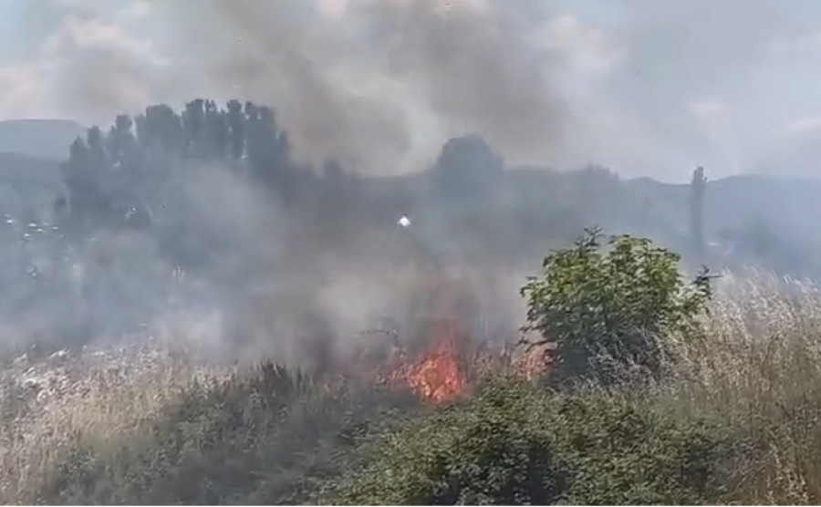 Zjarr pranë vendgrumbullimit të mbetjeve në Elbasan