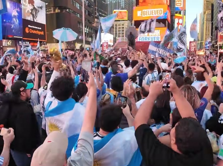 messi-epik-shikoni-festen-emocionuese-te-mijera-tifozeve-argjentinas-ne-times-square-pas-fitores-se-argjentines
