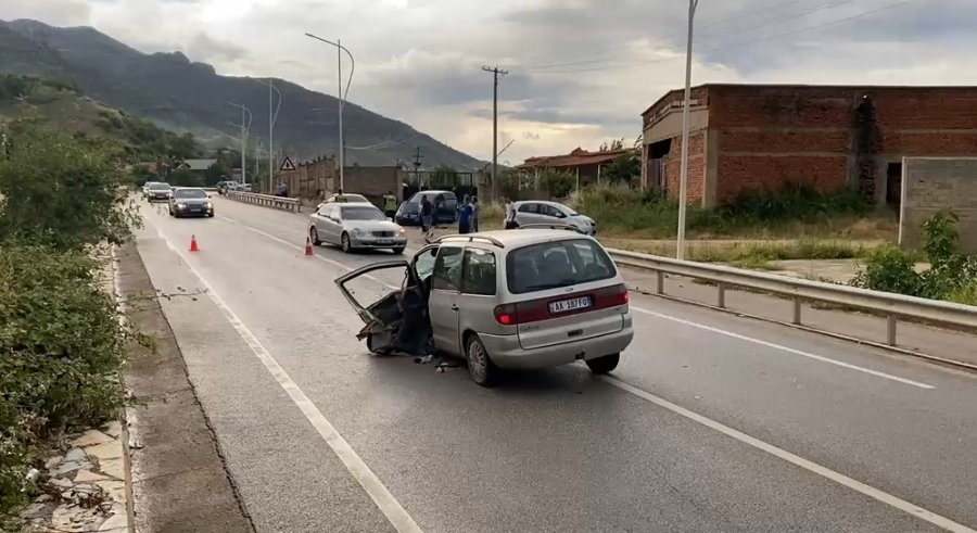 Përplasen tre automjete në aksin Pogradec-Lin, plagoset një person