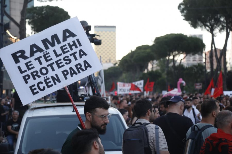 Protestuesit duhet përkrahur dhe mbrojtur nga lehjet e piktorit dhe nga kafshimet e hienave mediatike!