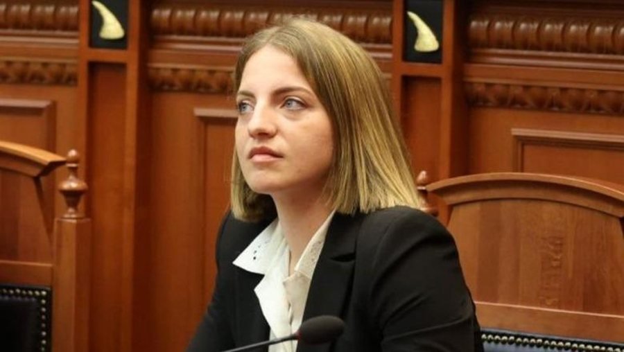 Deklaroi se u kërcënua nga Bajrat/ Koçeku mungon në Komisionin e Jashtëm, ja përplasjet e saj me Ramën