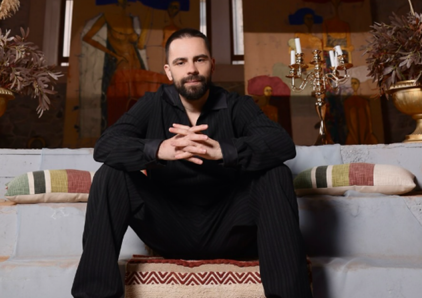 'Një dasmë gjigante': Besnik Qaka rrëfen performancën në eventin e Dua Lipës
