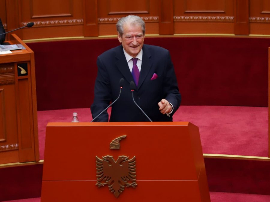 Berisha sfidon Gjiknurin: Dil këtu e betohu në Bibël që nuk ke qenë në takimin e Arubës! Ty të fsheh Altin Troplini
