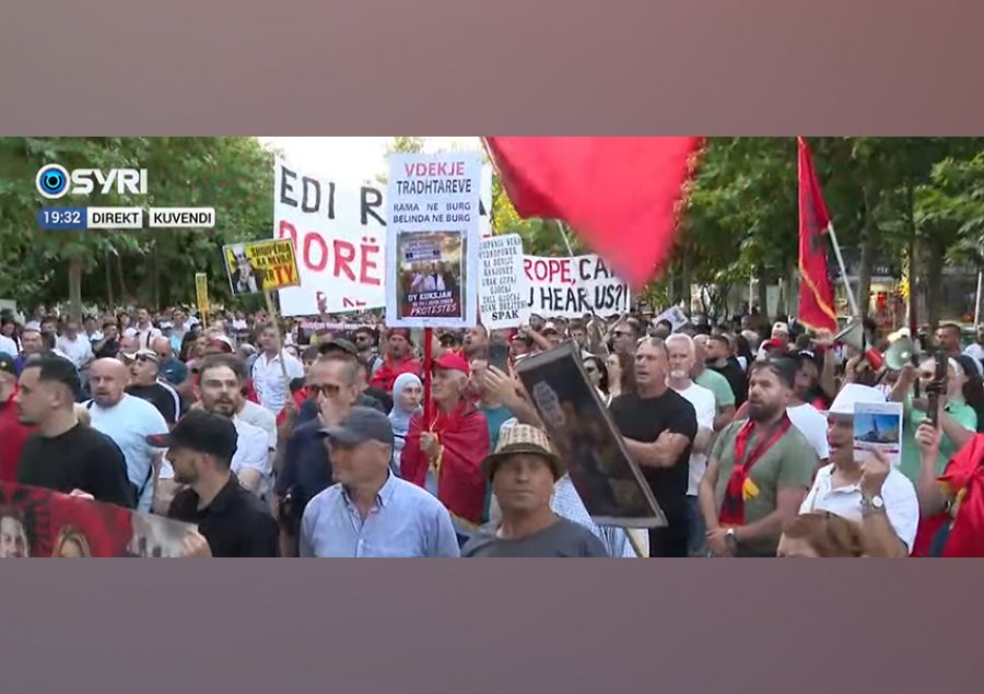  Parlament i krimit    Parlament i turpit    Dorëheqje    Protestuesit marshojnë drejt Kuvendit