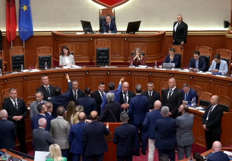 pd-kerkon-ndryshimin-e-rendit-te-dites-mazhoranca-refuzon-diskutimet-per-protesten