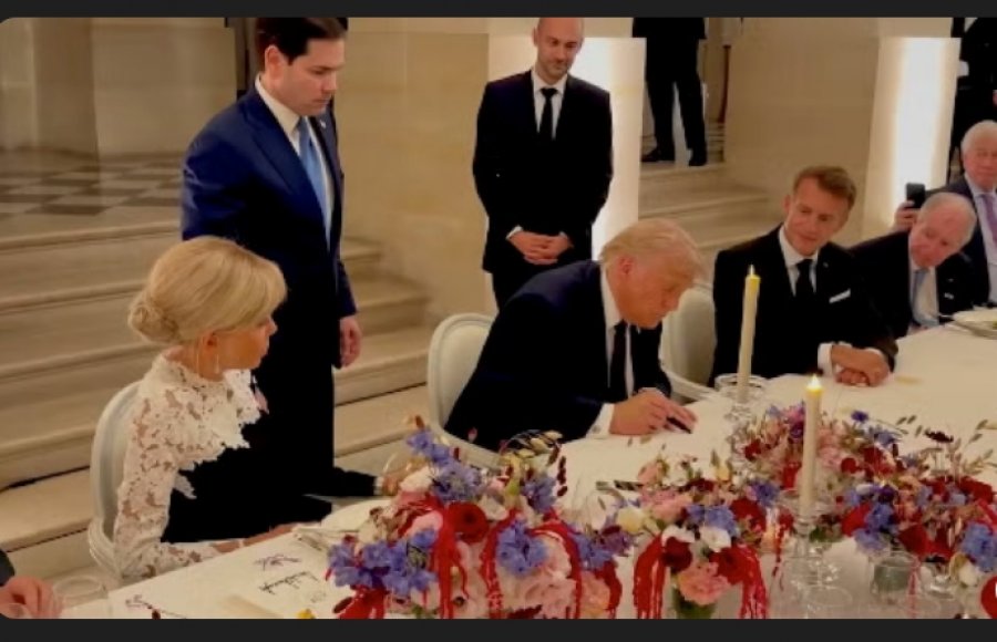 Momenteti kur Trump nënshkruan marrëveshjen  me Iranin në Pallatin e Versajës