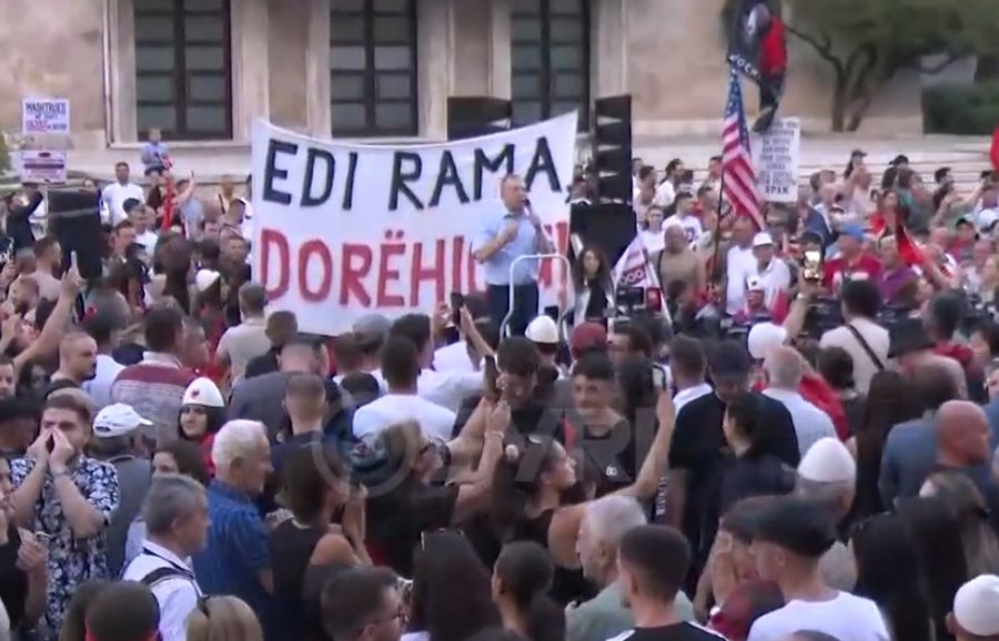 VIDEO SYRI TV/ Rama përpiqet të përçajë protestën, ofendon qytetarët