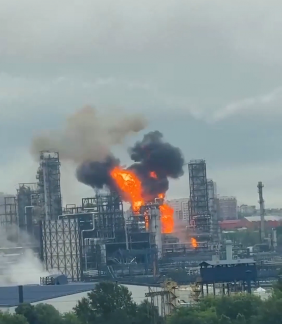 Shikoni videon e momentit kur rafineria ruse hidhet në erë, Zelensky konfirmon sulmin