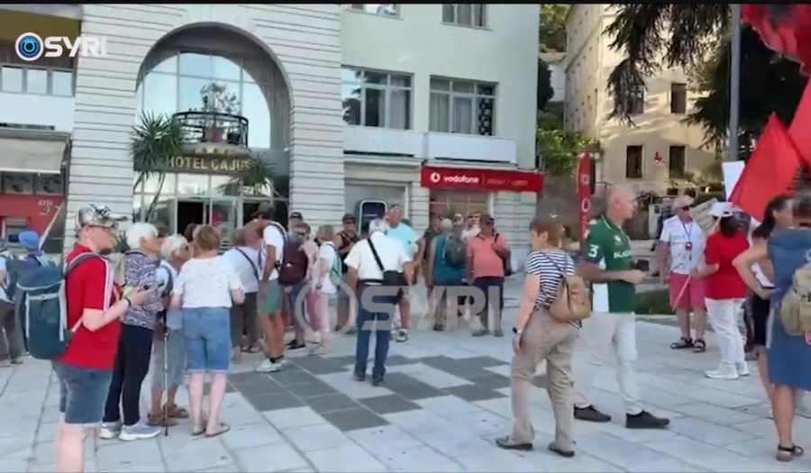 VIDEO  Në Gjirokastër protestojnë turistët e huaj  shumë pak vendas  edhe në Korçë protestë