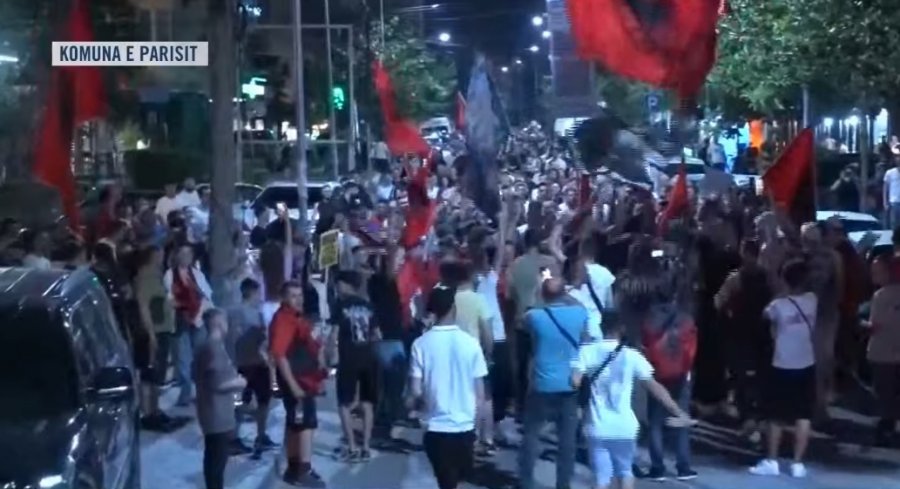 ‘Rama jepe dorëheqjen’ - Marshimi masiv pushton rrugët e Tiranës, revolta zhvendoset te ‘Komuna e Parisit’