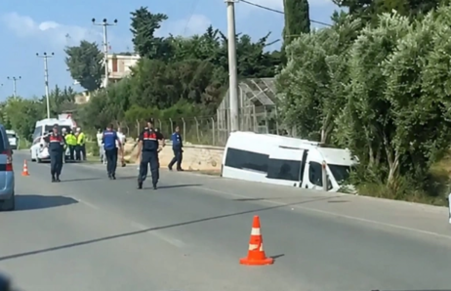 Vodhi minibusin dhe tentoi të arratisej, autori në Turqi aksidentohet për vdekje pak minuta më pas