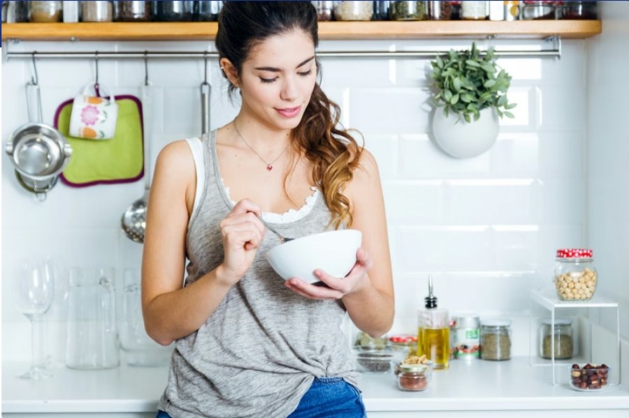 Nutricionistja zbulon mëngjesin që zvogëlon urinë dhe parandalon ngrënien e ushqimeve të lehta