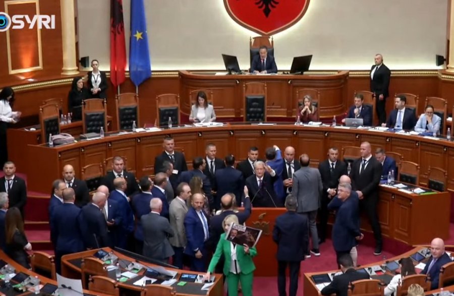 PD bllokon foltoren i jep zë kërkesave të protestuesve: S'ka seancë pa dhënë Rama dorëheqjen! Maxhorancë strucash