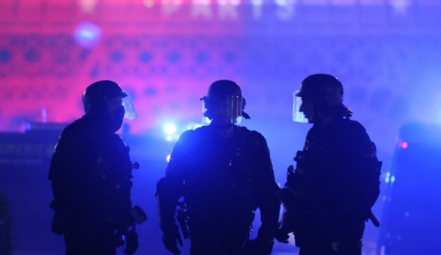 The Guardian: Policia franceze autorizohet të përdorë topa uji kundër azilkërkuesve