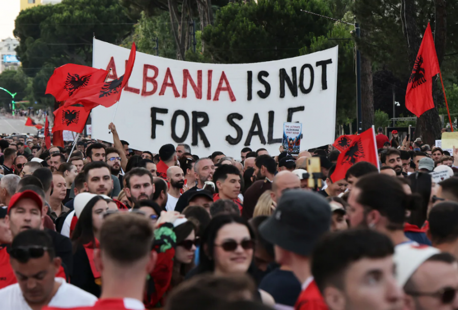Gazeta holandeze: Qëndrimi i Marta Kos zhgënjen protestuesit, rezoluta e Parlamentit Evropian irriton Ramën