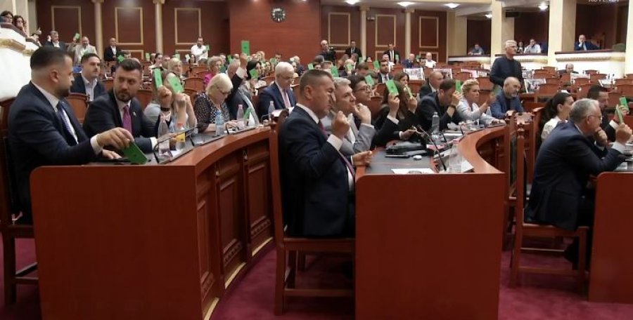 Nuk kanë deputetët për të miratuar projektligjet, mazhoranca shtyn seancën për në orën 18:30 për votimin
