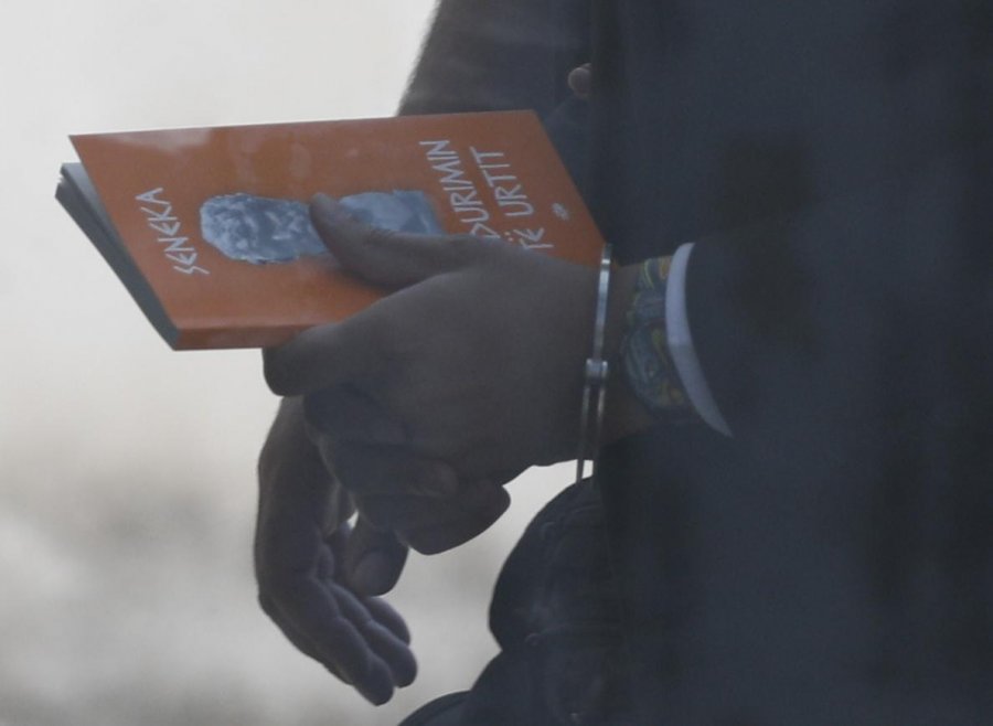 Veliaj i jep gajret vetes në burg, shfaqet me pranga dhe me librin e filozofisë stoike