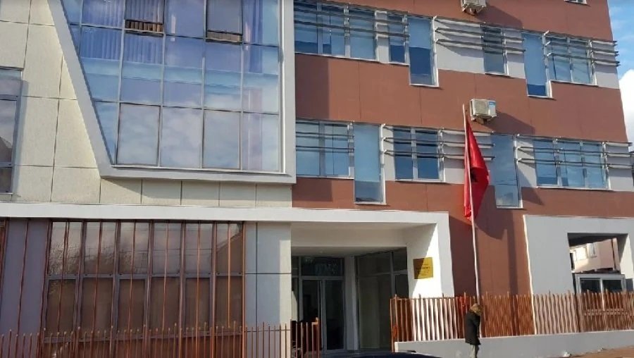 Shfrytëzuan detyrën për t’i marrë pasurinë një shtetasi, masë sigurie ndaj tre ish-funksionarëve publikë