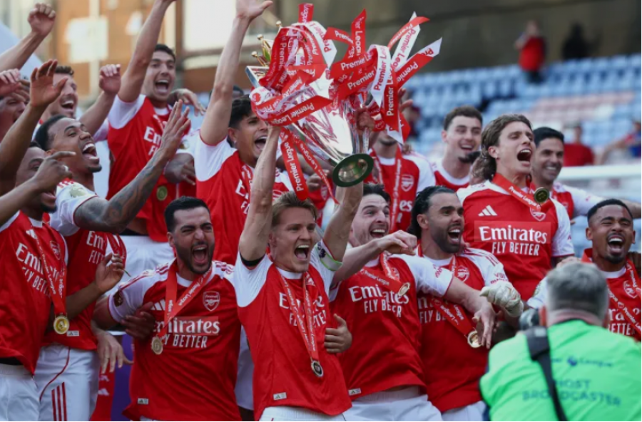Premier League publikon kalendarin, Arsenali kampion e nis sezonin ndaj Coventry-t