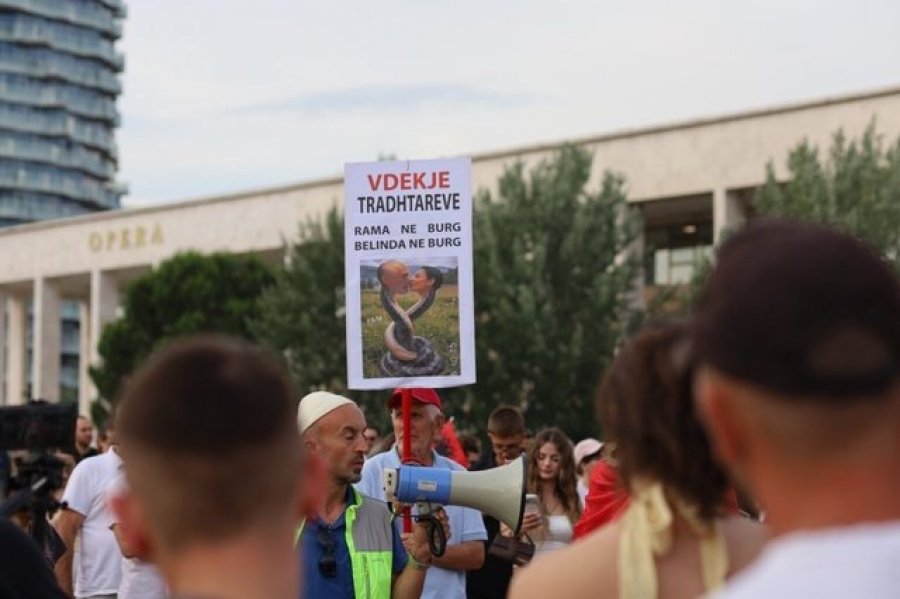 'Rama jepe dorëheqjen'/ Shqiptarët në revoltë! Sot protesta e 20-të para Kryeministrisë