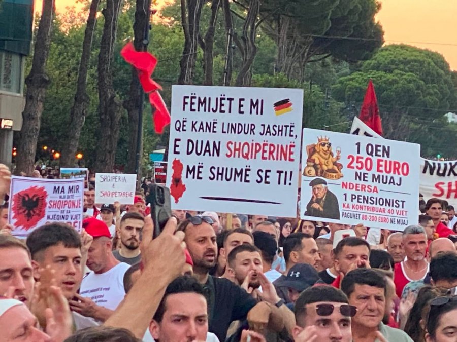 'Rama jepe dorëheqjen'/ Protesta para Kryeministrisë dhe pankartat pikante që tërhoqën vëmendjen 