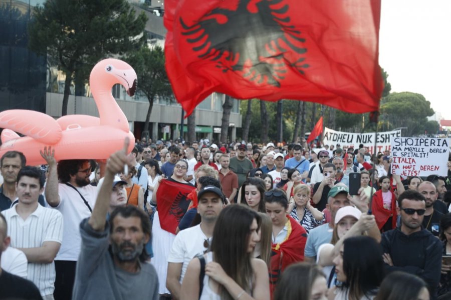 Protestat qytetare/ Një grup eurodeputetësh vijnë me urgjencë në Shqipëri