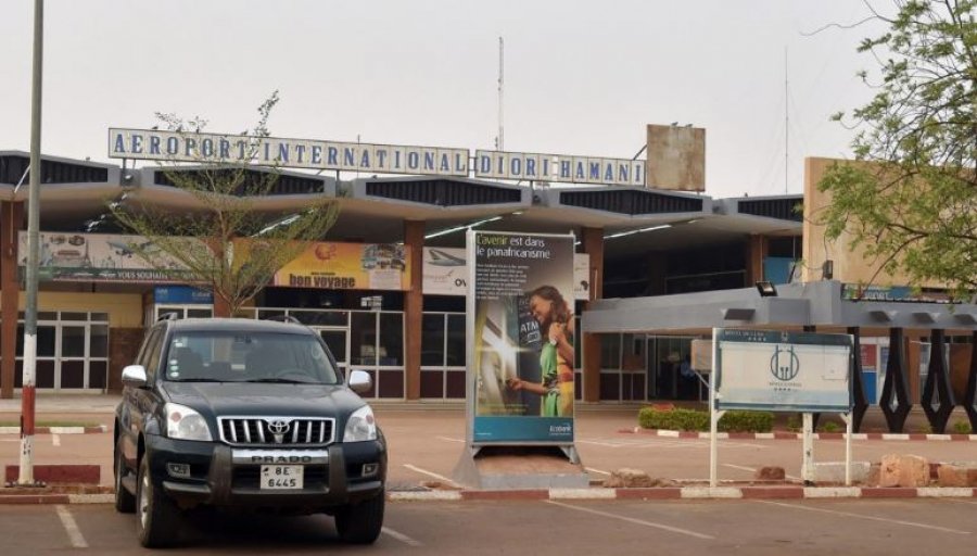te-pakten-13-persona-u-vrane-ne-nje-sulm-ne-aeroportin-e-kryeqytetit-te-nigerit