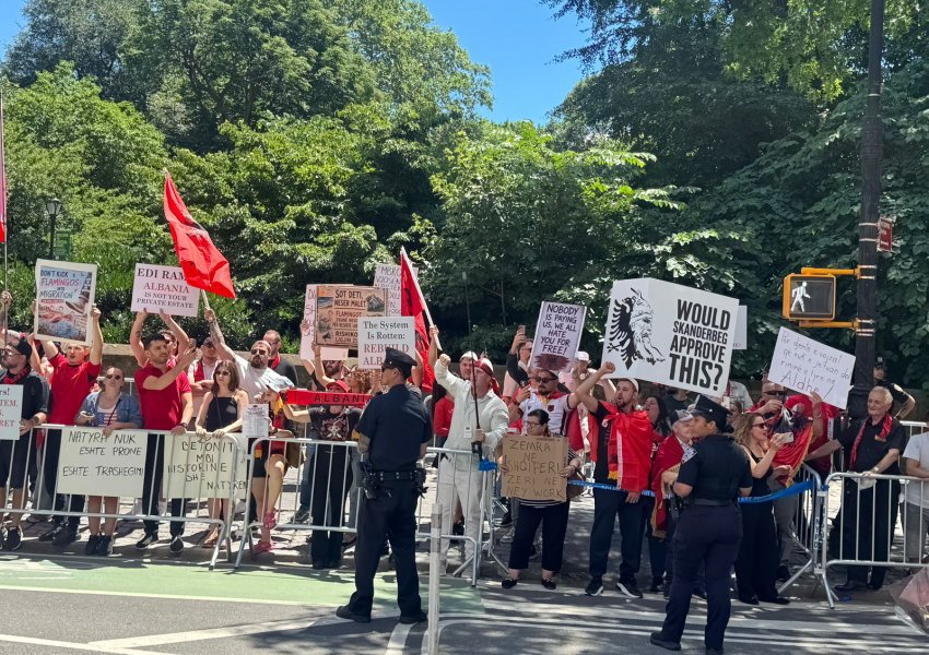 'Edi Rama, Shqipëria nuk është pronë e jotja!' Shikoni protestën e shqiptarëve në New York