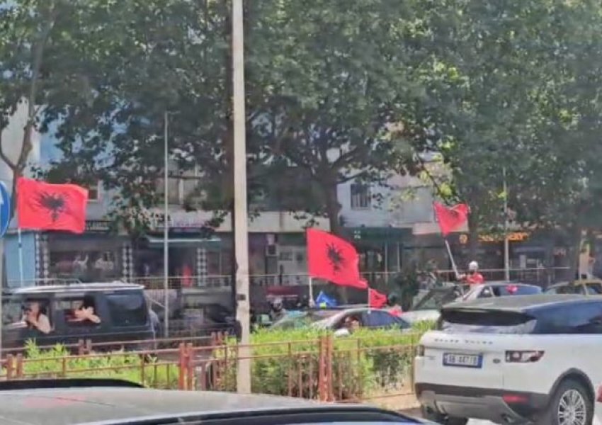 Diaspora i bashkohet protestës kundër qeverisë, autokolona me makina dhe flamuj kuq e zi ‘pushton’ rrugët e kryeqytetit