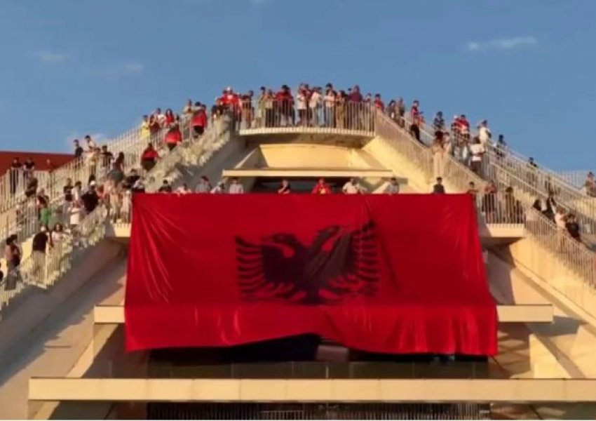 Protesta antiqeveritare, flamuri shqiptar shpaloset te Piramida