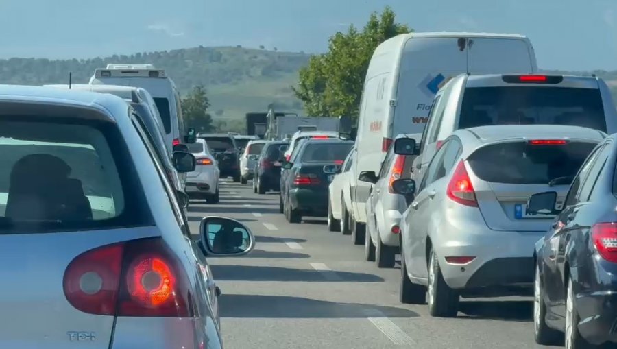 Aksident në aksin Levan–Vlorë, rëndohet trafiku në autostradë