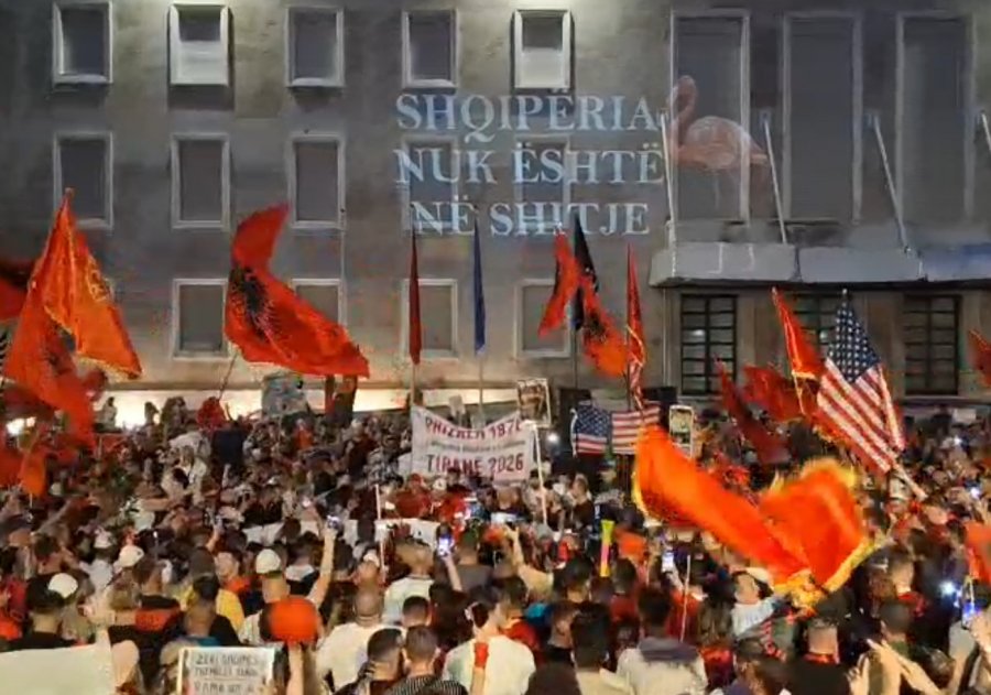 VIDEO  Protestuesit projeksione parullash mbi kryeministri  Shqipëria nuk është në shitje