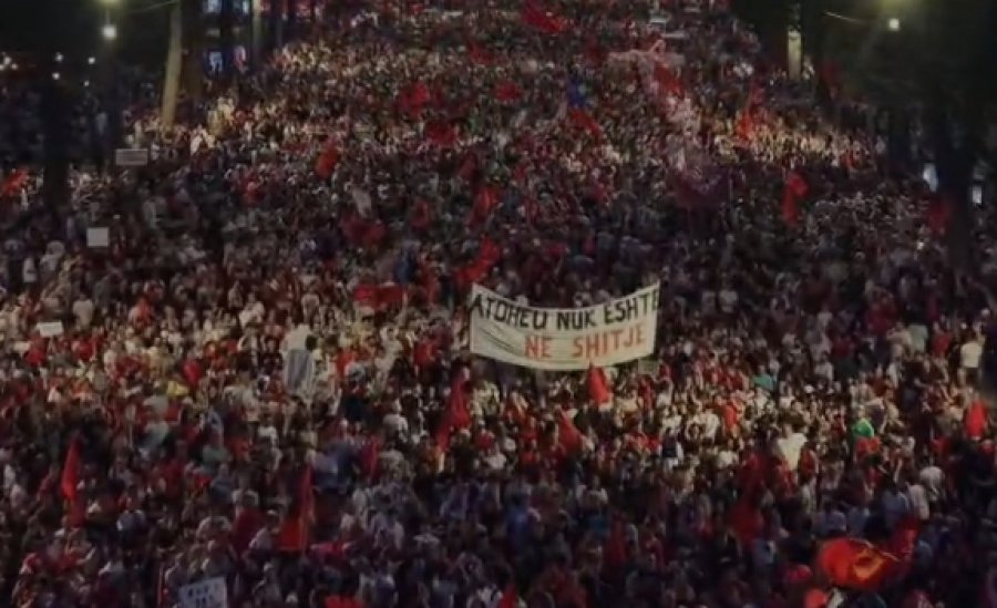 Protesta madhështore  Populli  Diaspora dhe Rinia në kor thërrasin  Rama jepe dorëheqjen