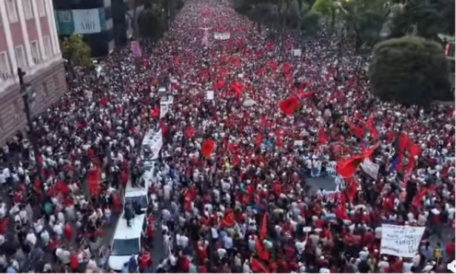 ‘Det i paparë njerëzor’/ Berisha poston videon nga protesta madhështore