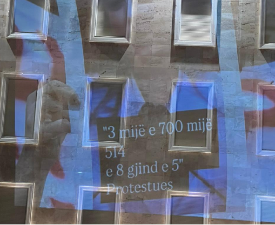 FOTO  Në murin e zyrës së Ramës shfaqet  filmi  me pankartat pikante    Shesim kryeministrin 2 meter truall i gjatë    