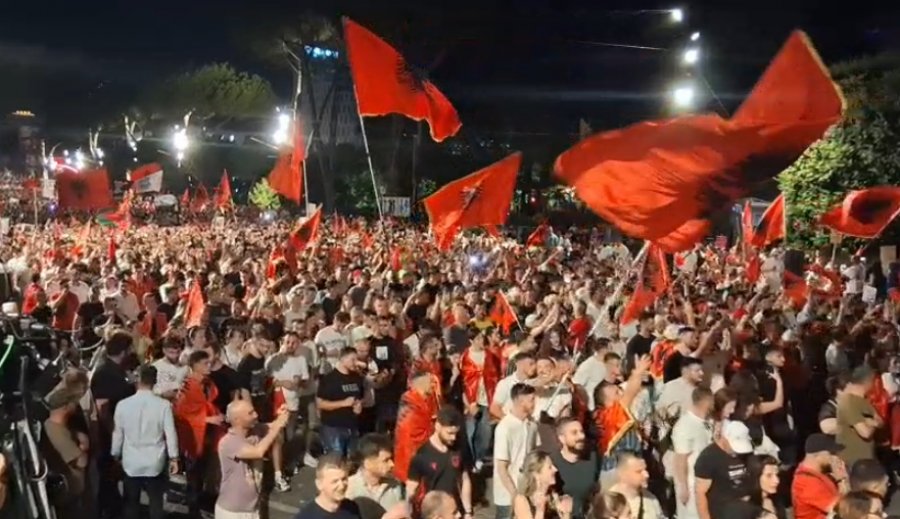 VIDEO  Katër orë protestë tek kryeministria e protestuesit nuk tërhiqen  Rama jepe dorëheqjen 
