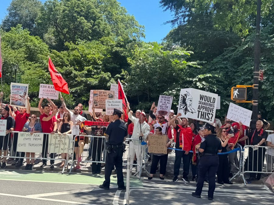 'Edi Rama, Shqipëria nuk është pronë e jotja!' Shikoni protestën e shqiptarëve në New York