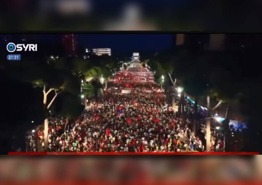 VIDEO LIVE  Protestuesit nisin marshimin dhe rrethojnë kryeministrinë