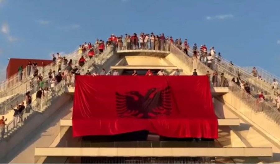 Protesta kundër Ramës, flamuri shqiptar shpaloset te Piramida