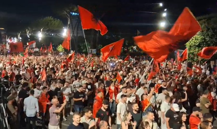 VIDEO  Pas Kryeministrisë protesuesit drejt AKSHI t  Rama jep dorëheqjen