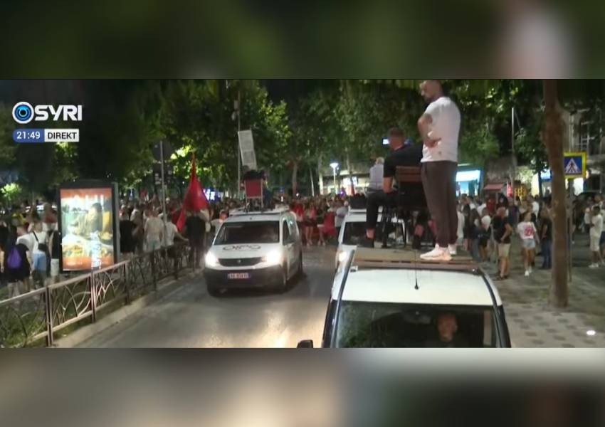 'Parlamenti i krimit!'/ Protestuesit ndalojnë para godinës së parlamentit, kërkojnë dorëheqje