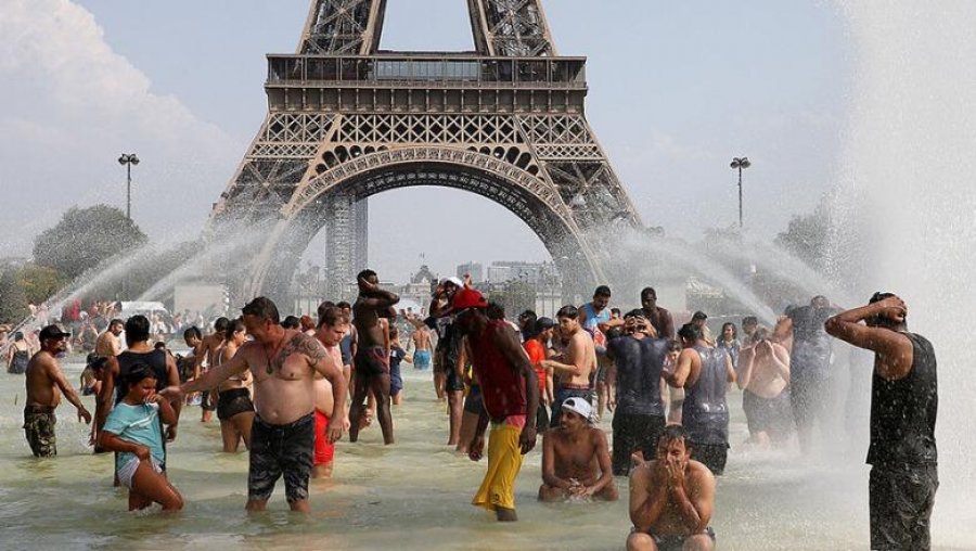 Temperatura mbi 40°C, Franca ndalon alkoolin në publik dhe kufizon aktivitetet në natyrë për shkak të të nxehtit ekstrem