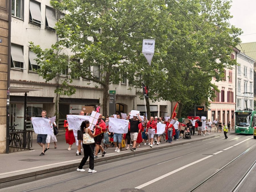 Diaspora shqiptare proteston në Bazel  qindra qytetarë në marshim me thirrje për dorëheqjen e Ramës