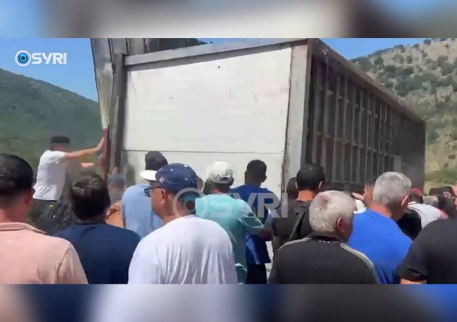 i-rrethuar-me-gardh-dhe-kabina-kontrolli-qytetaret-lirojne-nga-zaptimi-edhe-plazhin-e-kakomese