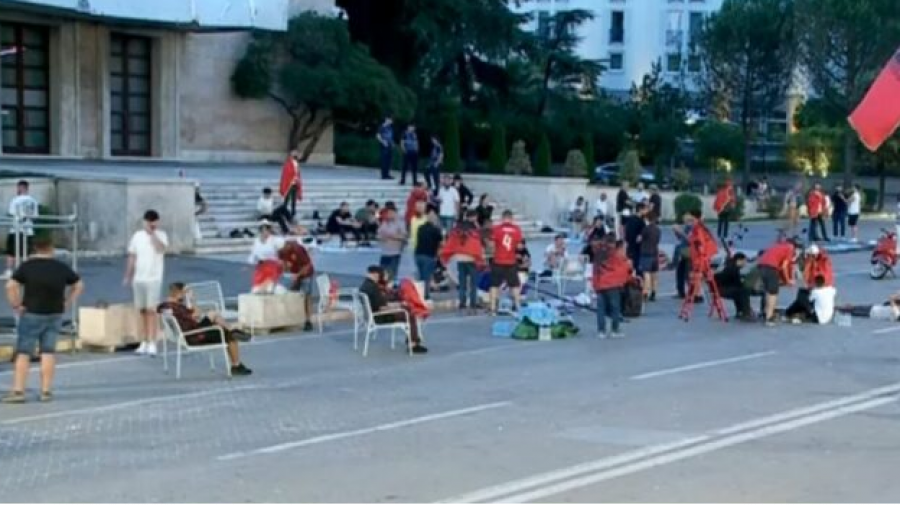 Protestuesit kalojnë natën para Kryeministrisë  kërkojnë largimin e Ramës  Je i rrethuar nuk ke për të shpëtuar 