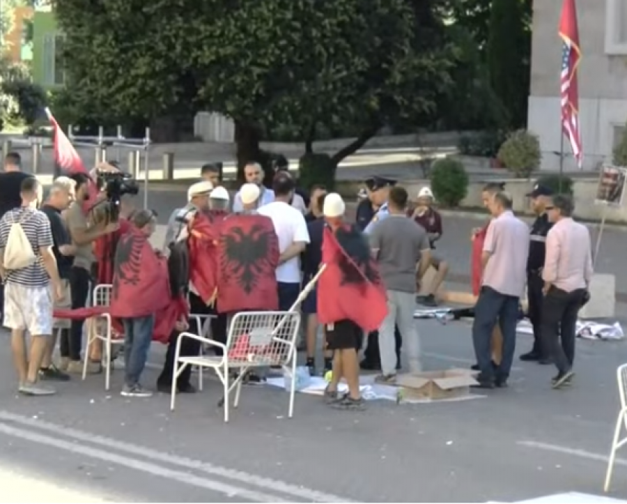 Kaluan natën para Kryeministrisë, policia kërkon largimin e protestuesve - Qytetarët në kor: Rama jepe dorëheqjen...