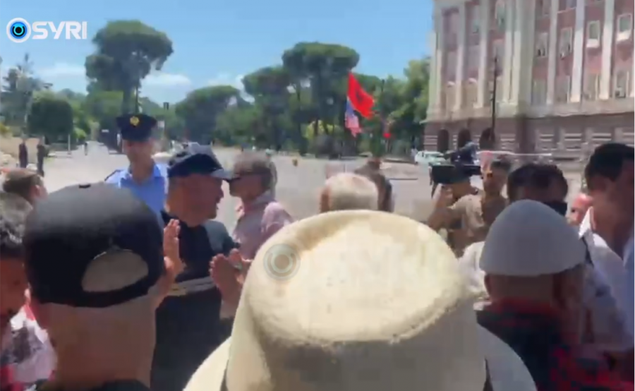  Kam bërë 3 mijë kilometra që të vij këtu   protestuesit nuk i heqin çadrat dhe përplasen me policinë